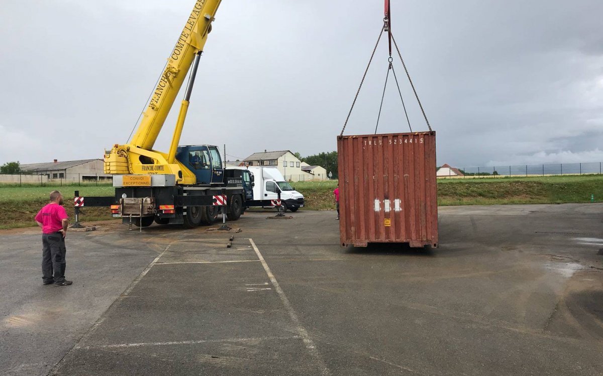 To ground a 1*40’hc at centre of France arriving from Dubai at Barcelona port, Spain